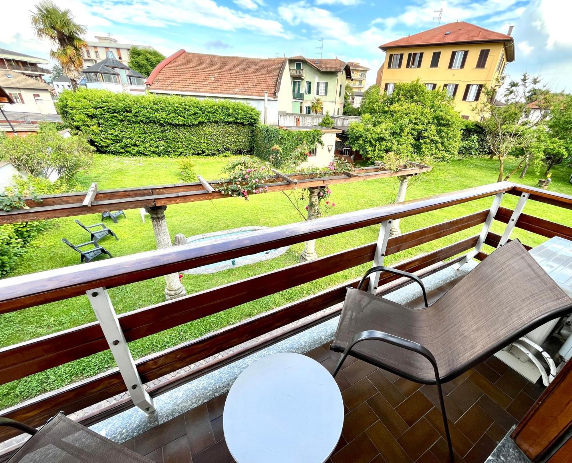 Bella Vita Guesthouse -Parcheggio Privato Interno Arona Buitenkant foto