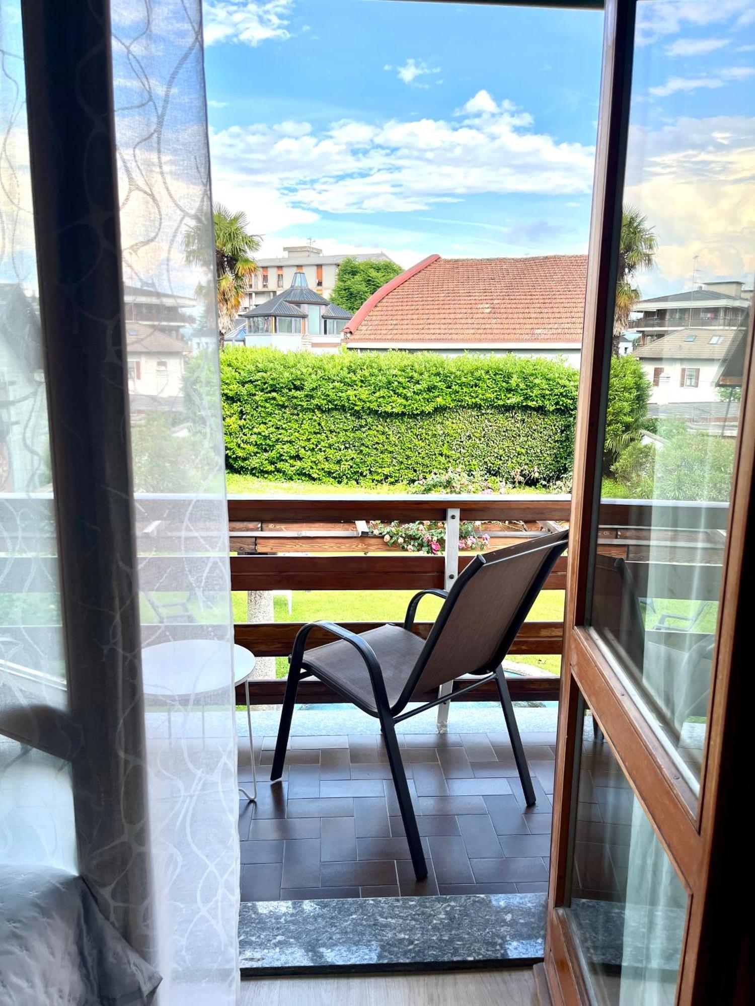 Bella Vita Guesthouse -Parcheggio Privato Interno Arona Buitenkant foto